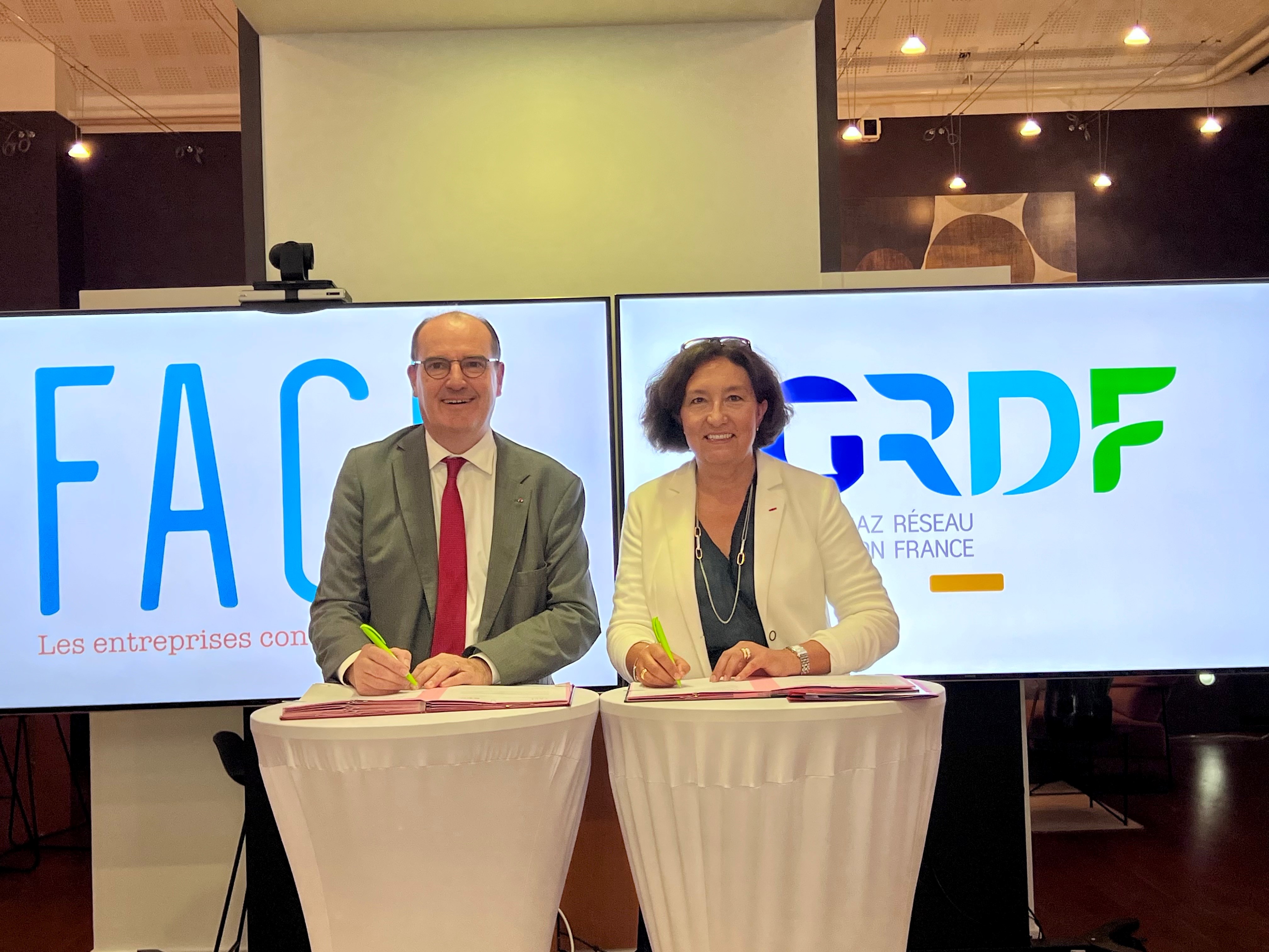 À gauche Jean Castex, président de la FACE et à droite, Laurence Poirier-Dietz, directrice générale de GRDF lors de la signature de la nouvelle édition du programme CIVIGAZ le 8 septembre 2023.