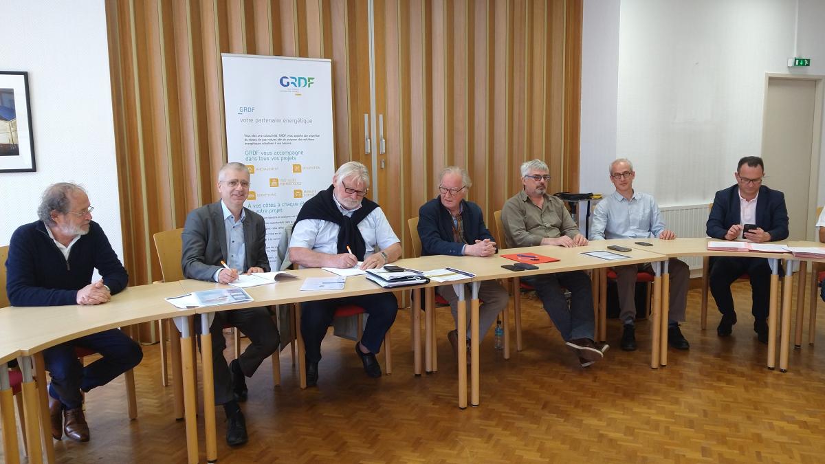 David Colin, Directeur Territorial Bretagne et Jo Brohan, Président de Morbihan Energies, signent le traité de concession pour la future desserte de Guer et Augan