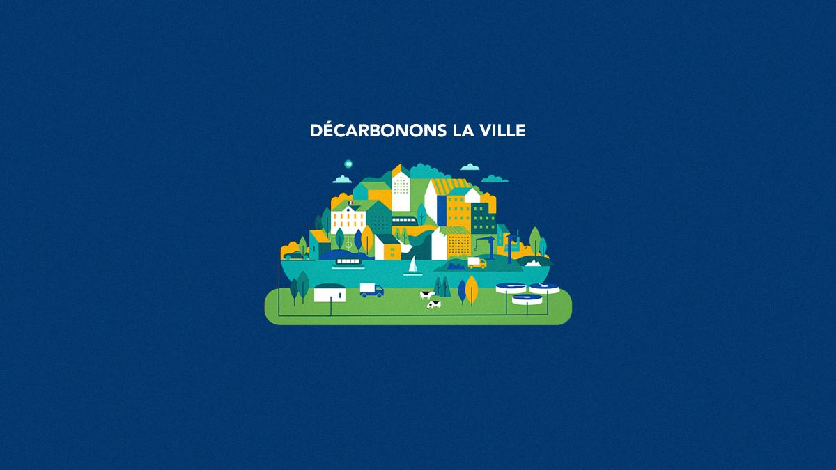 DECARBONONS LA VILLE et illustration d'une ville sur fond bleu.