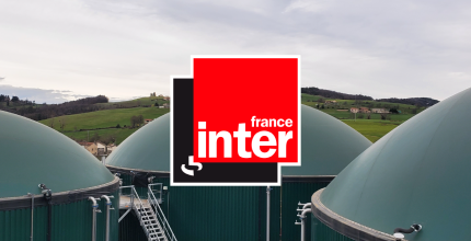 Logo France inter sur fond de méthaniseurs