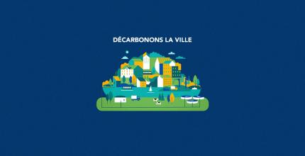 DECARBONONS LA VILLE et illustration d'une ville sur fond bleu.
