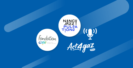 Logo Fondation GRDF et Nancy Jazz Pulsations sur fond bleu