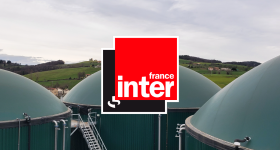 Logo France inter sur fond de méthaniseurs